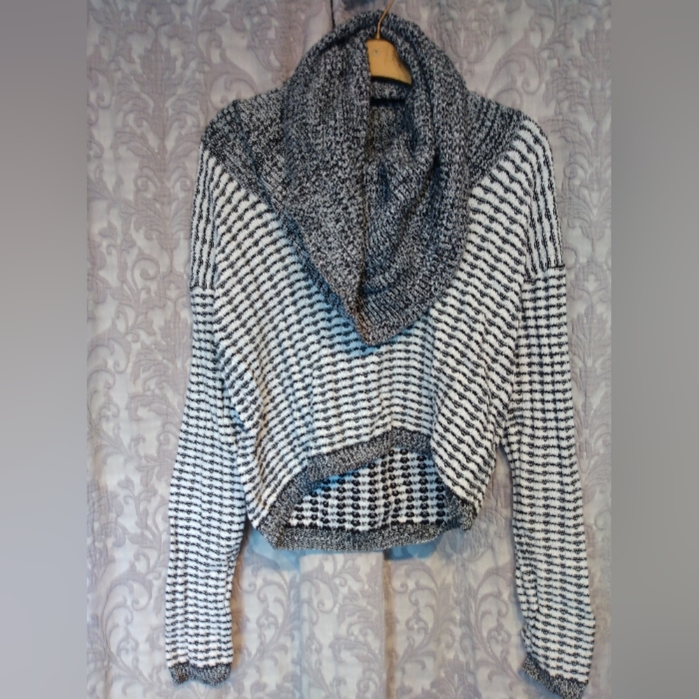 Guess Cropped sweater Sz L
